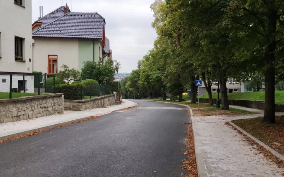 Ulicí Jiřího z Poděbrad se po necelých čtyřech letech projela auta. Ta doba je absurdní, ale město za ni nemůže, říká radní