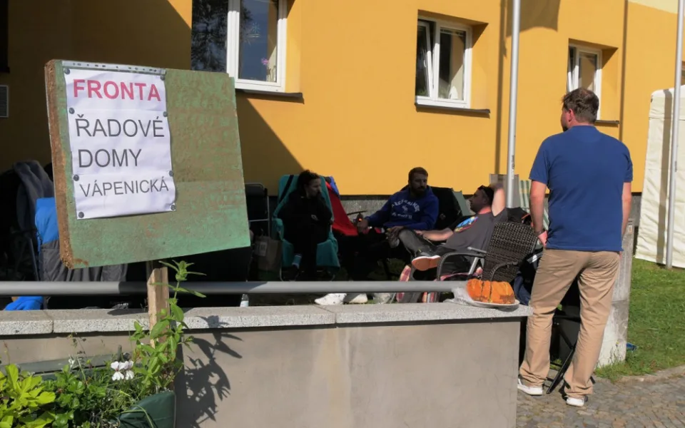 O parcely ve Žďáru je velký zájem, lidé tam čekají s týdenním předstihem. Pravidla ve frontě jsme si stanovili sami, říká zájemkyně