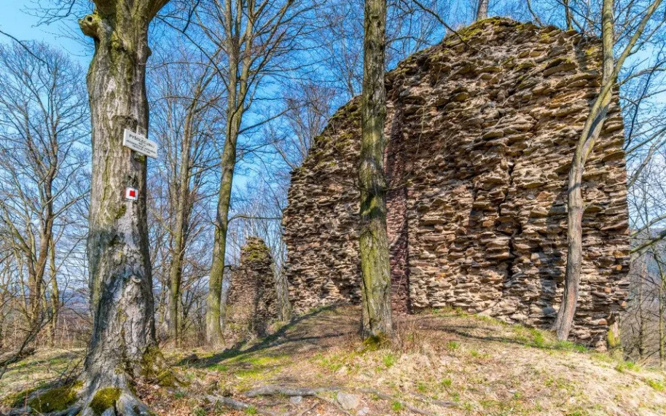 Tip na výlet: Zřícenina hradu Pyšolec. Už v 15. století se vzpomíná jako zbořený a pustý