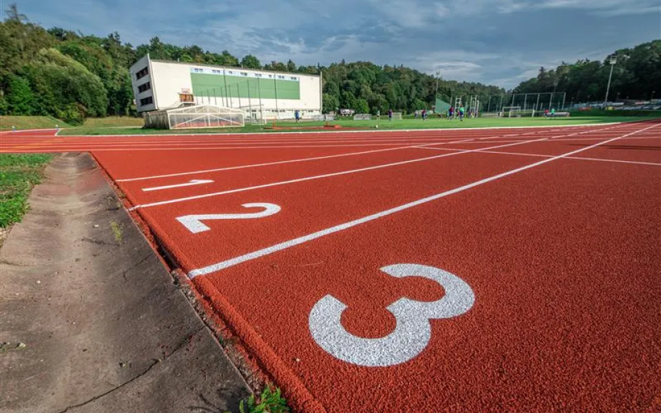 Jihlavský stadion Na Stoupách má novou atletickou dráhu, v plánu je letos i výměna fotbalového trávníku 