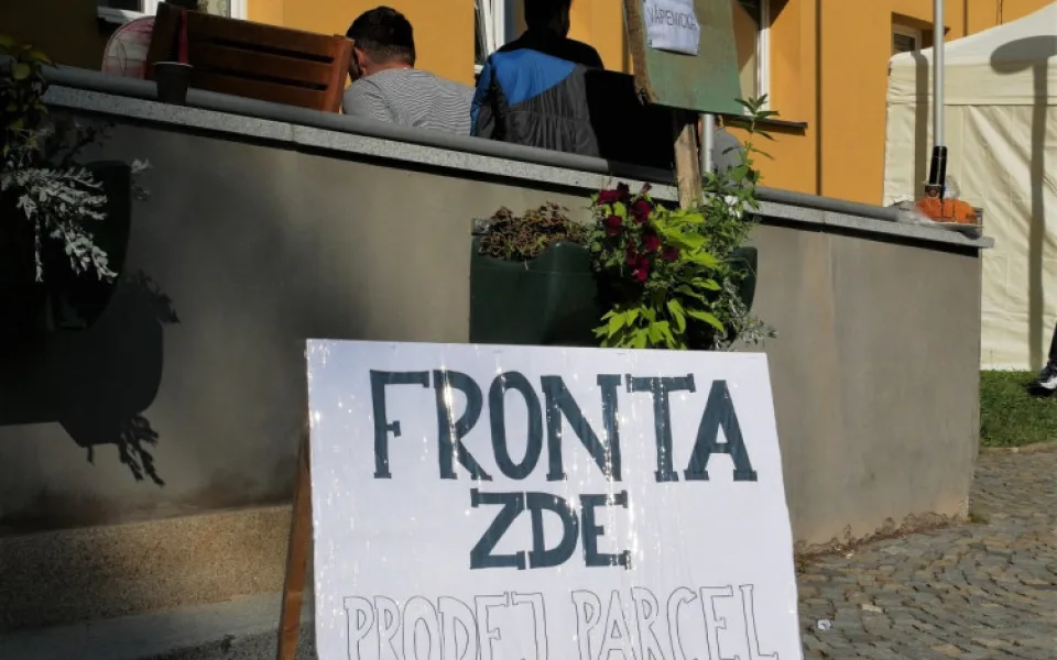 Radnice ve Žďáru registruje zájemce o 27 parcel. Ve frontě jsme našli nové kamarády, říká vůbec první čekající