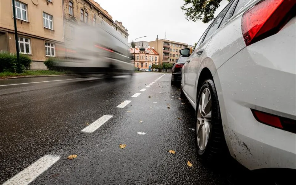 Dopravní změny v jihlavské Žižkově ulici. Chodcům přibudou ostrůvky, řidičům 32 míst na parkování 