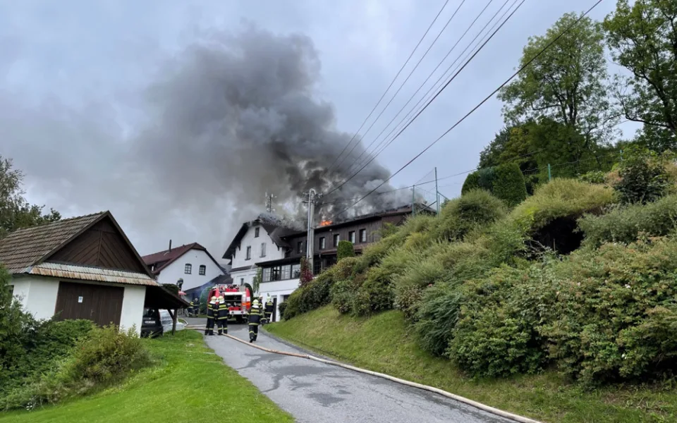 FOTO: V Daňkovicích hoří penzion. Byl vyhlášen třetí stupeň požárního poplachu