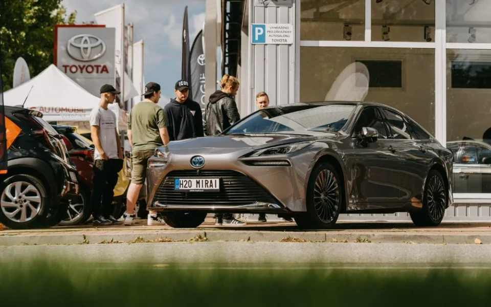 V Jihlavě lidé poprvé otestovali vodíkové auto, jízdu v něm si vyzkoušely desítky zájemců
