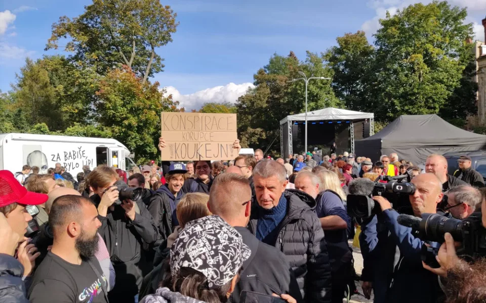 V Jihlavě začal dnešní první volební mítink, Nagyovou doprovází Babiš. Schází se fanoušci i odpůrci