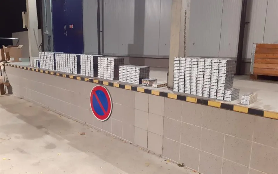 Mám jen jeden karton cigaret, hlásil rumunský řidič celníkům. Ti jich v jeho dodávce našli celkem 482