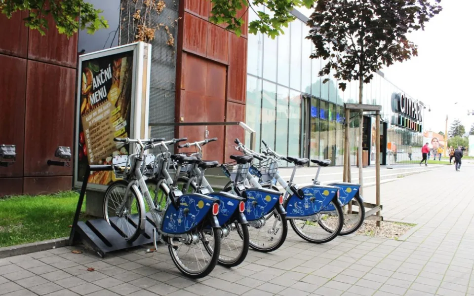 Ilustrační foto, stanoviště kol u Cityparku