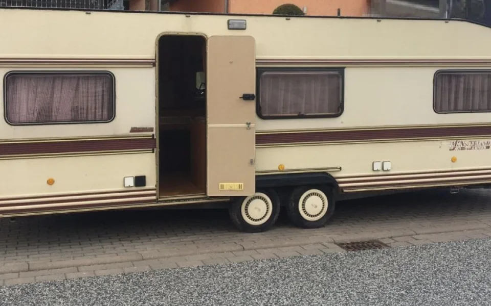 Z parkoviště někdo ukradl karavan, škoda je skoro 200 tisíc korun. Nevíte něco o této krádeži?