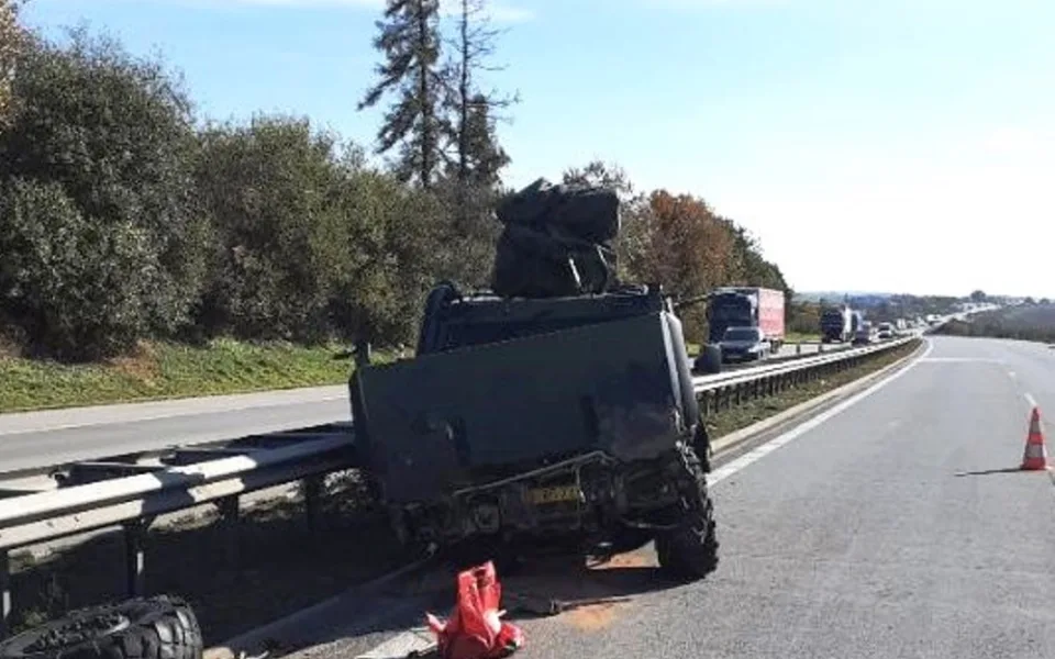 Na D1 kvůli defektu na pneumatice bouralo armádní vozidlo. Dva lidé se zranili
