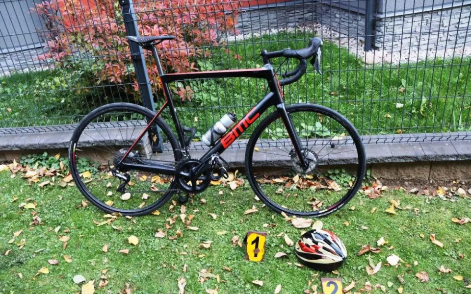 Řidič srazil cyklistu a odjel, k nehodě letěl vrtulník. Policie hledá důležité svědky tohoto incidentu