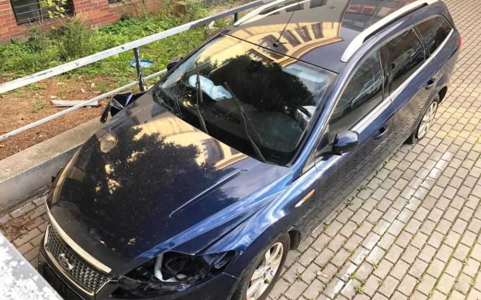 Ilustrační foto, zjevně nepojízdné auto nedaleko centra Jihlavy