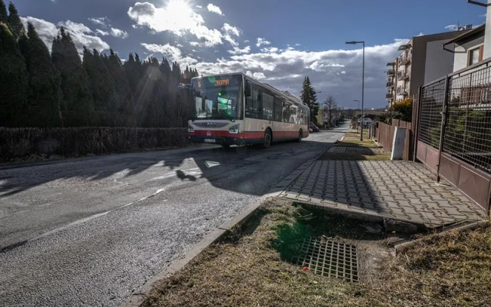 Chodci v Jihlavě na Smrčenské ulici se dočkají nového chodníku a osvětlení. Přibude i retenční nádrž