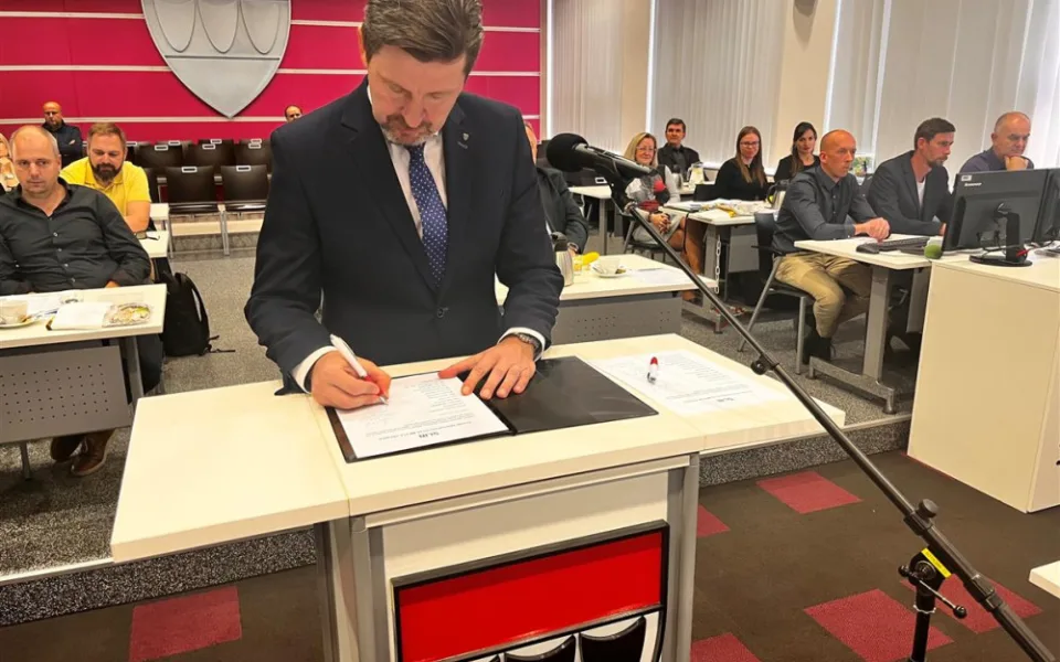 Staronový starosta Pavel Pacal během podpisu slibu