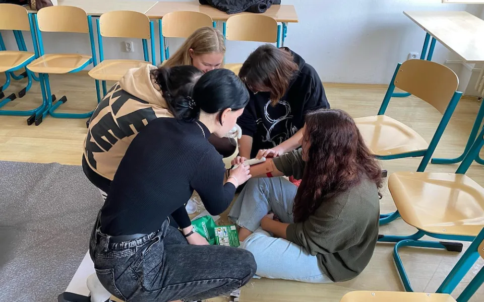Studenti zachraňují životy při střetu osobního auta s koloběžkářem. Neumírej zbytečně!
