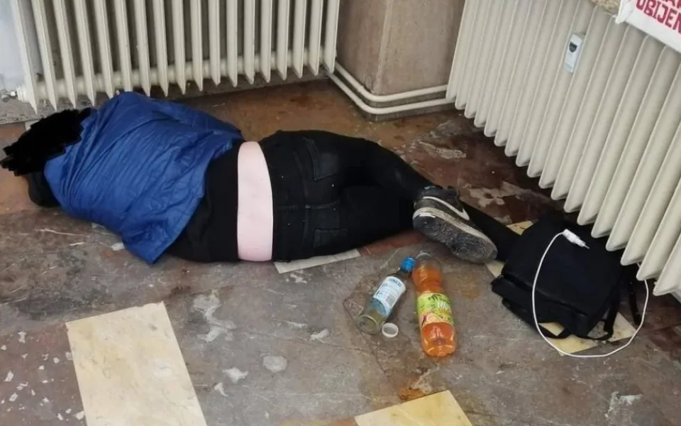 Agresivní slečna se čtyřmi promile vzdorovala strážníkům, po spoutání skončila na záchytce. Celkově už podvanácté
