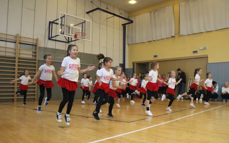 ZŠ Seifertova oslavila 50 let. Nechybělo divadlo, tanec a výuka se soudružkou učitelkou
