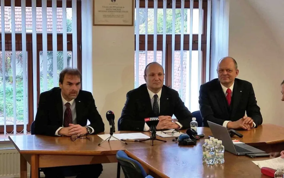 Zleva Radek Popelka (ANO), Petr Ryška (ODS) a Martin Laštovička (KDU - ČSL)