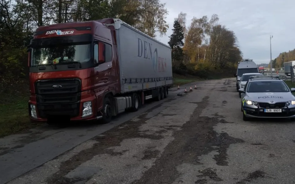Maximální pokuta pro řidiče kamionu. Kontrolní vážení na dálnici ukázalo přetížení o pět tun
