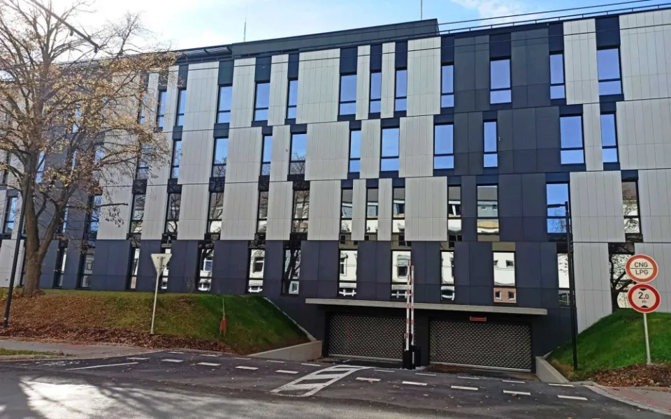 Nové zázemí pro krajské úředníky je téměř hotové, pracuje se na interiéru. Stěhovat se budou na jaře