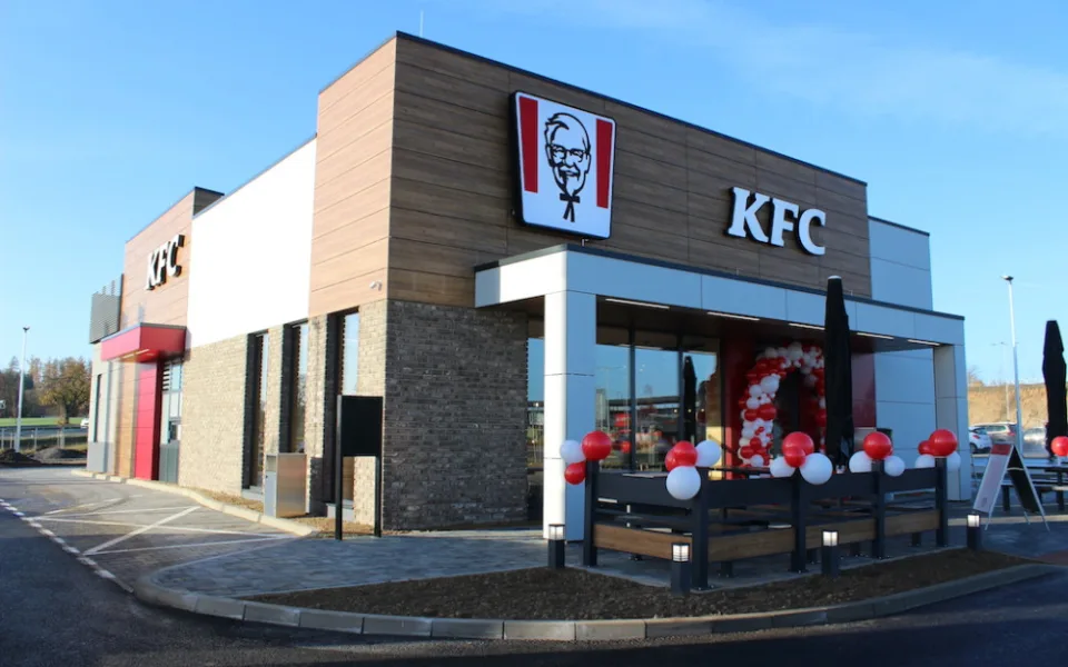 Rodina kuřecích kousků se rozšiřuje. KFC otevřelo v Jihlavě již druhou pobočku!
