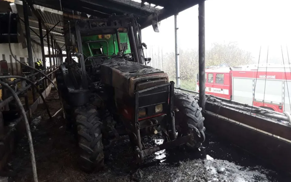 Deset jednotek hasilo hořící traktor. Škoda se dostala skoro na milion korun