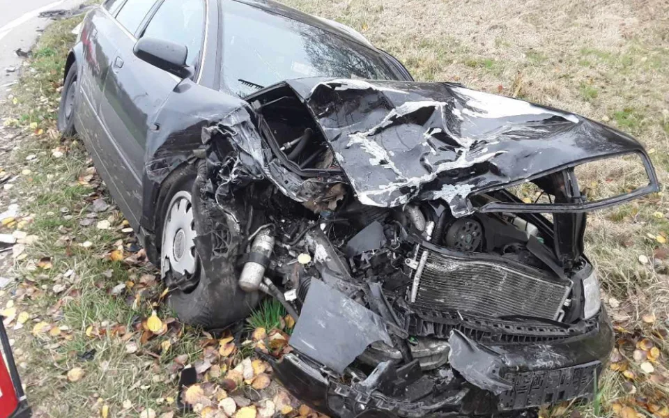 Záchranáři zasahují u nehody tří aut u Číhovic, čtyři lidé se zranili. Místo je neprůjezdné