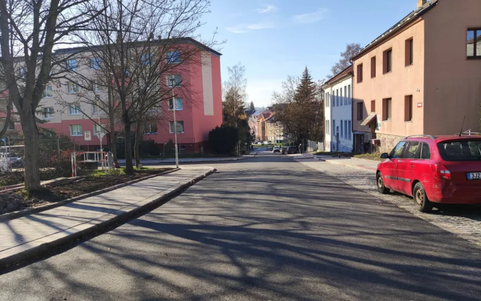 Místo kostek hladký asfalt. Ulice Pod Příkopem po osmi měsících opět slouží motoristům