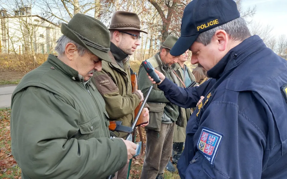 Policie v kraji kontrolovala 487 účastníků honů. Jeden muž byl opilý a neměl zbrojní průkaz