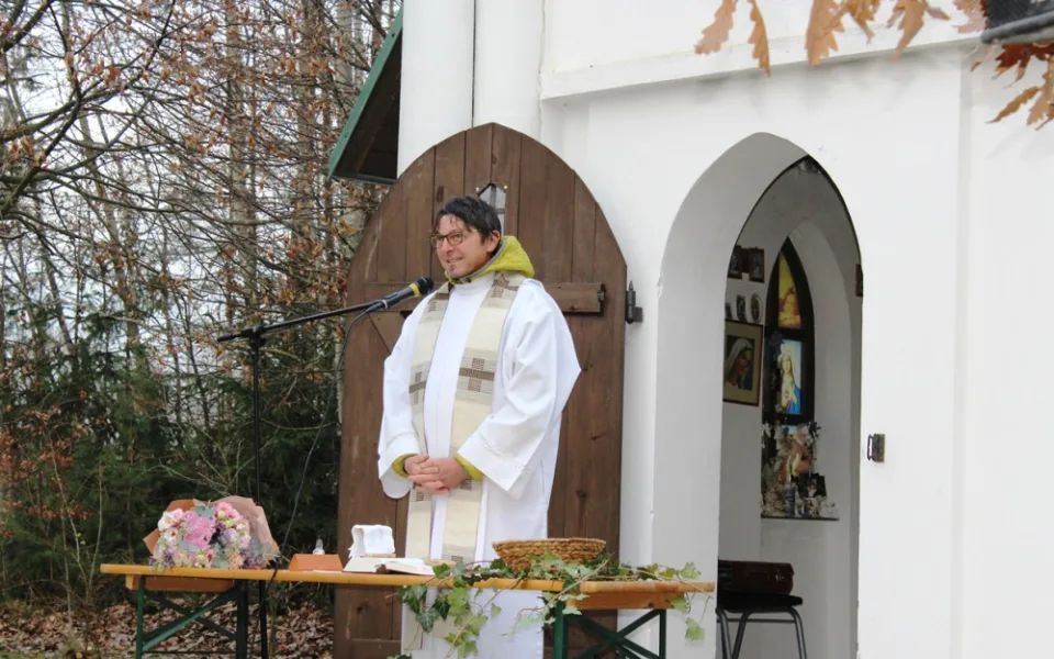 Lidé se modlili za předčasně narozené děti. Spojují nás podobné osudy, říká stavitel kaple u Antonínova Dolu
