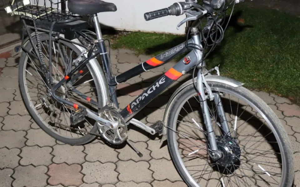 Řidič v autě při předjíždění srazil ženu na elektrokole, ta se zranila. Policie hledá svědky