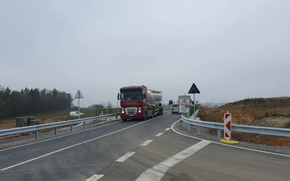 ŘSD pokračuje ve výstavbě ochvatu Brodu, otevřel se další most. Podívejte se, jak to na místě vypadá