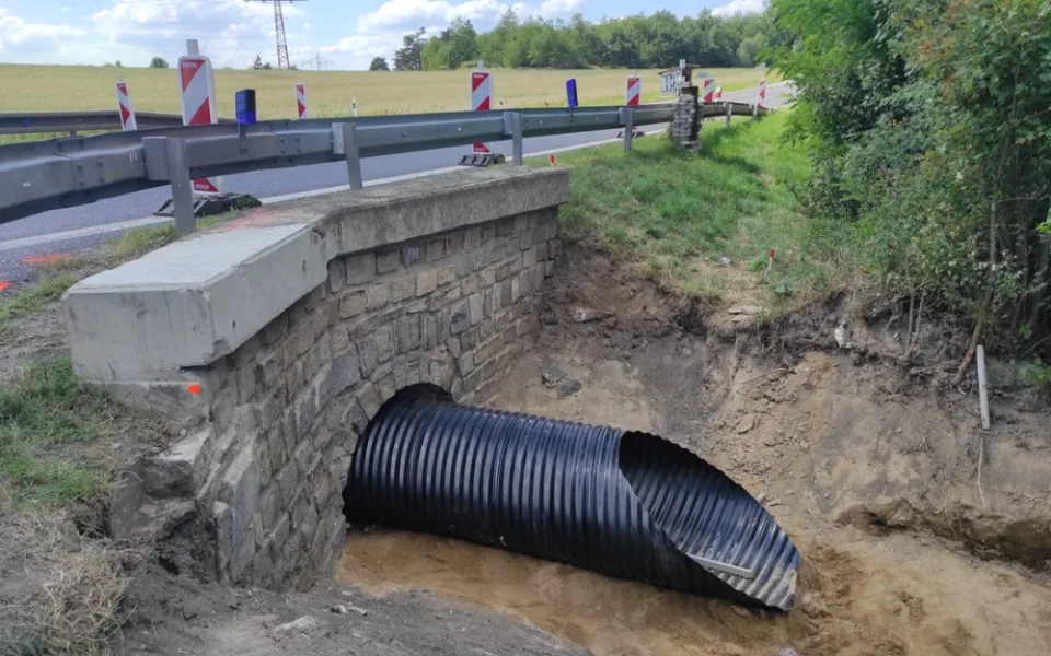 Silničáři opravili po čtvrt roce na výpadovce ze Jihlavy do Znojma propustky