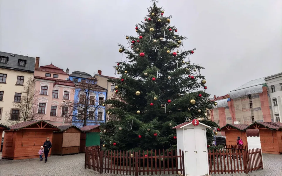 Vánoční strom v Jihlavě je ozdoben, slavnostní rozsvícení je na programu v neděli podvečer