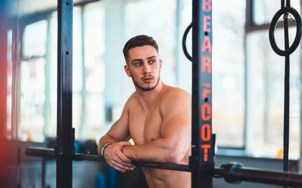 Martin Kašiar se věnuje naplno sportu a otužování.