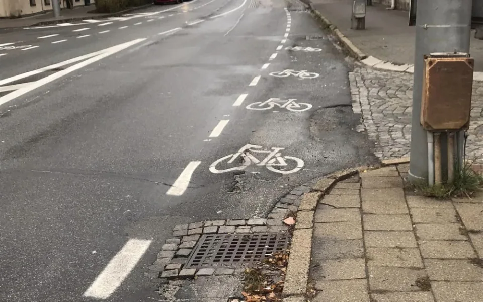 Nové cyklopruhy v Tolstého ulici nadále budí vášně. Za úpravami si stojíme, budeme pokračovat v dalších ulicích, říká město