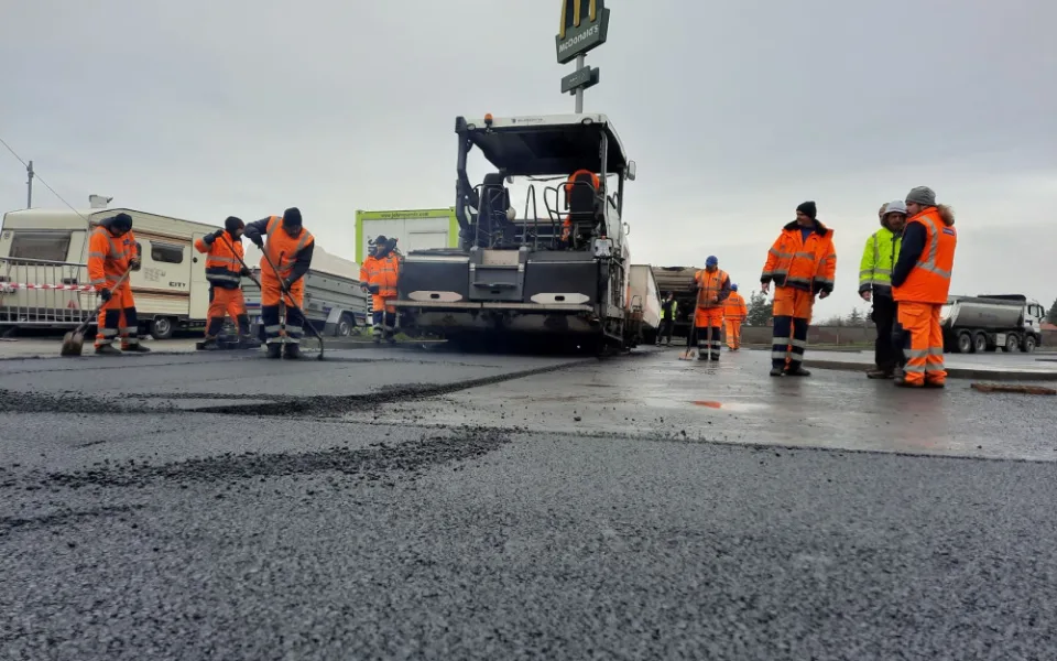 Fotografie z pokládky obrusné vrstvy v uplynulém týdnu