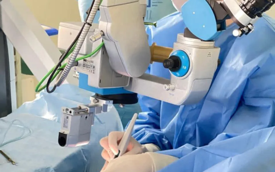Lékaři v Brodě mají za sebou unikátní operaci. Ženě se zeleným zákalem pomůže speciální implantát