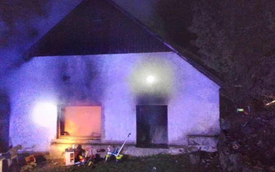 Ve Staré Říši hořel rodinný dům. Jeho obyvatelé skončili v péči lékařů