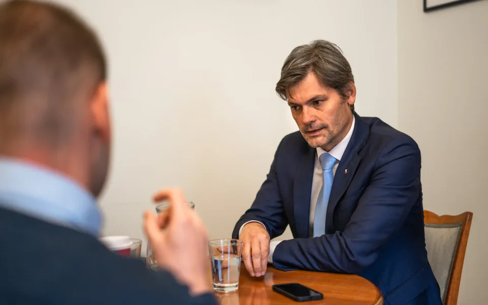 Jsem pro omezení kampaní. Kandidáti by měli být více v ulicích, říká senátor Marek Hilšer