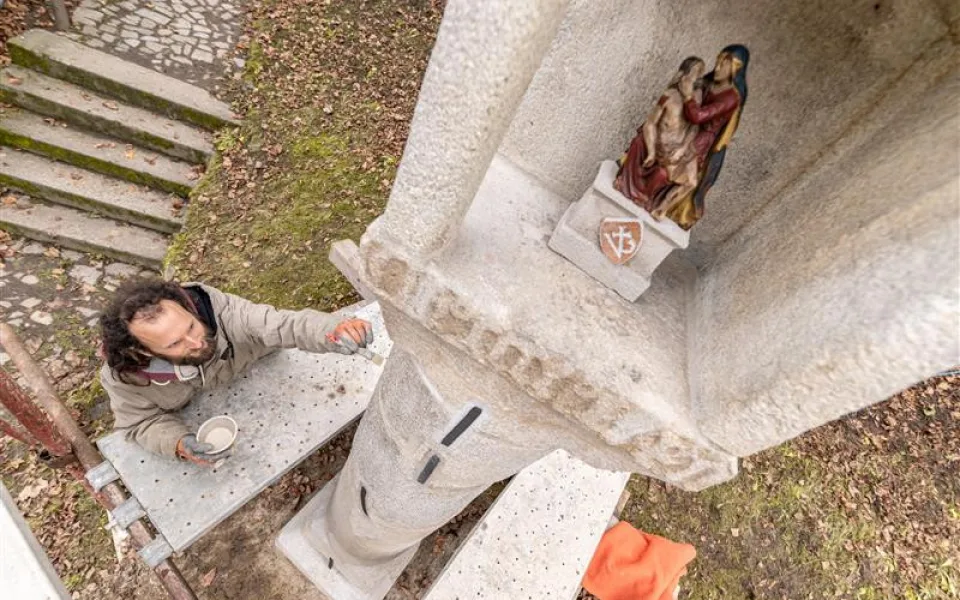Jánský kopeček nově zdobí zrekonstruovaná boží muka. Světit se budou za týden