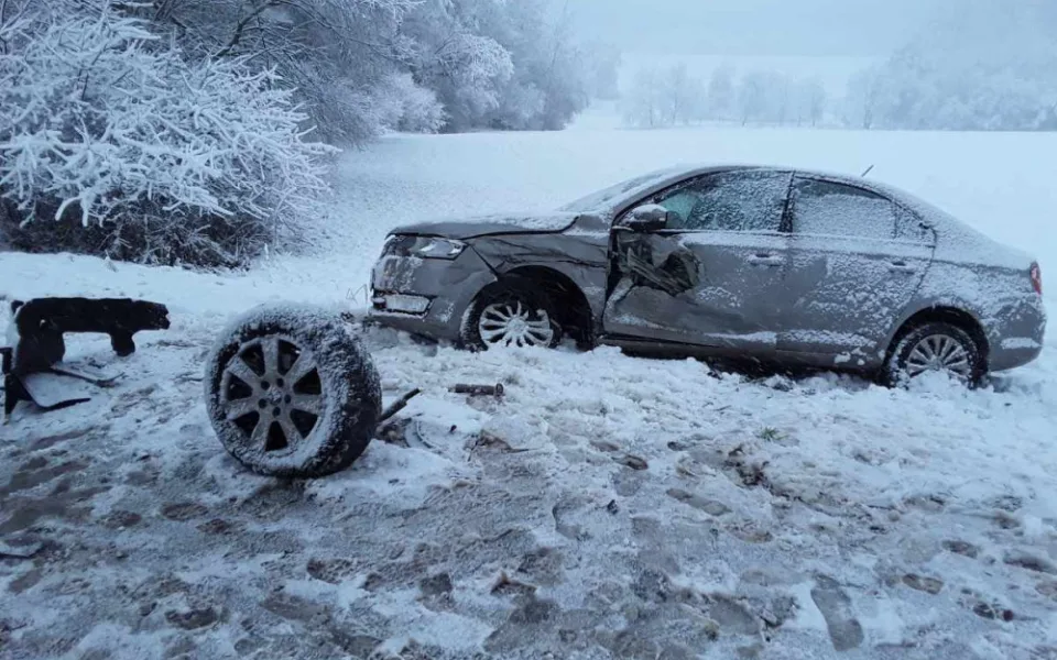 Střet dvou aut u Nového Rychnova. V péči lékařů skončil jeden dospělý a dvě děti
