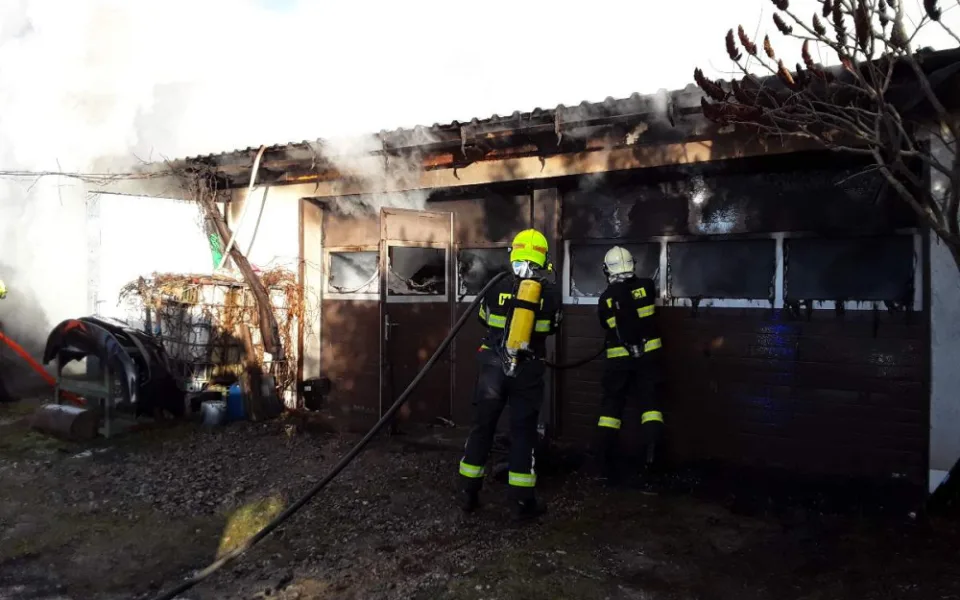 Hasiči zasahovali ve Velké Bíteši. Hořela tam garáž, pergola a tři auta, škoda je skoro dvoumilionová