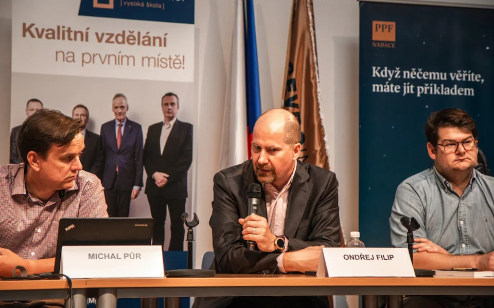 Odpojit Rusko od internetu? Poškodilo by to všechny, říká výkonný ředitel sdružení spravující české domény