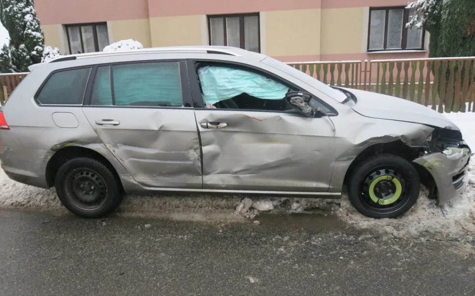 Dopravní nehoda osobního auta a vozidla zimní údržby v Polné