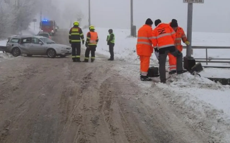 Řidič v autě vjel na blikající přejezd, tam se srazil s vlakem. Naštěstí se nikdo nezranil
