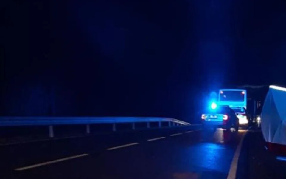 Tragický střet autobusu se dvěma chodci: Policie hledá řidiče v bílém autě, který předjížděl
