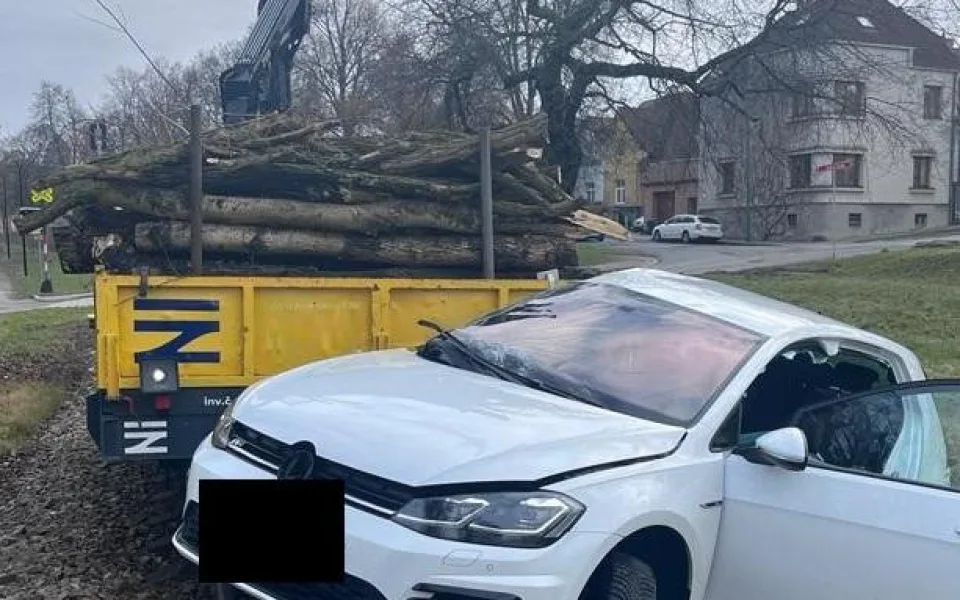 Trať Krahulov -Třebíč stojí kvůli střetu drezíny s autem. Dva lidé se zranili