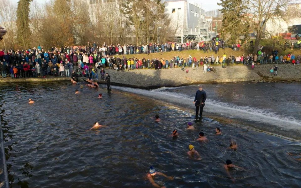 VIDEO: Otužilci vítali nový rok v řece Jihlavě, čekala je třístupňová voda a jarní počasí