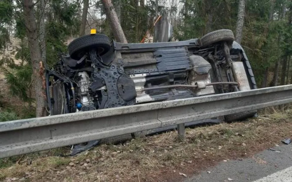 Tragédie na Jihlavsku. U Kozlova boural řidič v autě, zemřel na místě