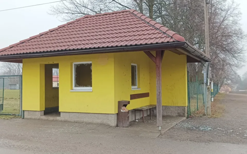 Silvestrovské dozvuky. Vandal poškodil zastávku v Puklicích, hledá ho policie